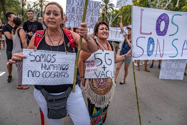 August 14, 2021, Barcelona, Spain: Protesters with placards against Covid 19 vaccination and 5G communication technology, during the demonstration..Hundreds of people have gathered at the Arc de Triomphe against the campaign launched by the Department of Health and the Spanish Government to vaccinate children against Covid 19. Barcelona Spain - ZUMAs197 20210814_zaa_s197_206 Copyright: xPacoxFreirex