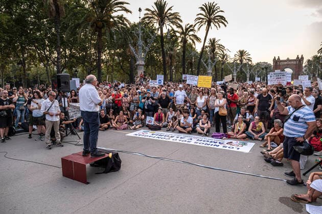 August 14, 2021, Barcelona, Spain: Popular pseudo scientist and anti Covid 19 vaccine activist, Josep PÃ mies speaking during the demonstration..Hundreds of people have gathered at the Arc de Triomphe against the campaign launched by the Department of Health and the Spanish Government to vaccinate children against Covid 19. Barcelona Spain - ZUMAs197 20210814_zaa_s197_211 Copyright: xPacoxFreirex