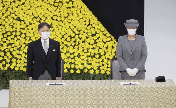 Bilder des Jahres 2021, News 08 August News Themen der Woche KW32 News Bilder des Tages Japan marks 76th anniversary of WWII surrender amid virus pandemic Japanese Emperor Naruhito and Empress Masako attend a memorial ceremony marking the 76th anniversary of Japan s surrender in World War II at Nippon Budokan hall in Tokyo on Aug. 15, 2021. Some 180 people took part in the ceremony -- the lowest attendance since the event started in 1963 -- with the government limiting the number of people present amid the coronavirus pandemic. (Pool photo)  A14AA0000757866P