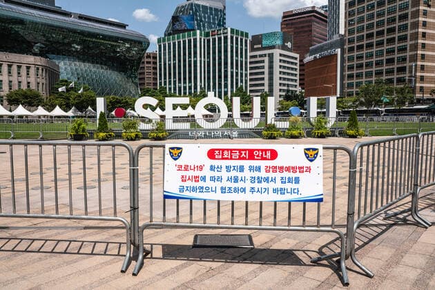 August 15, 2021, Seoul, South Korea: Seoul Plaza was shut down by the police..South Korean police sets up bus walls and checkpoints to block the protestors in Seoul. South Korea has banned protests ahead of the National Liberation Day, bewaring of revival of coronavirus outbreak caused by an anti-government rally last August. Seoul South Korea - ZUMAs197 20210815_zaa_s197_011 Copyright: xSimonxShinx