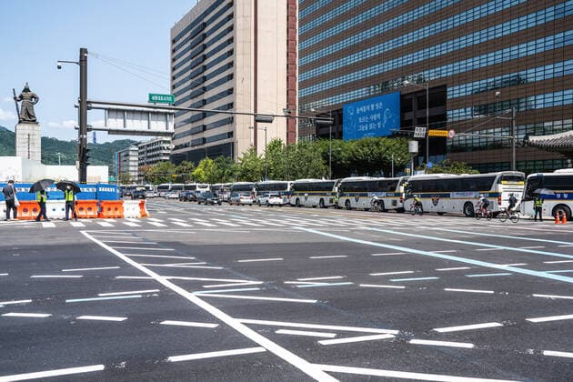 August 15, 2021, Seoul, South Korea: Bus walls are being set up by police officers in Seoul..South Korean police sets up bus walls and checkpoints to block the protestors in Seoul. South Korea has banned protests ahead of the National Liberation Day, bewaring of revival of coronavirus outbreak caused by an anti-government rally last August. Seoul South Korea - ZUMAs197 20210815_zaa_s197_016 Copyright: xSimonxShinx