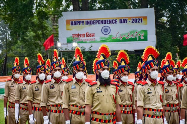 Bilder des Jahres 2021, News 08 August News Themen der Woche KW32 News Bilder des Tages August 15, 2021, Srinagar, Jammu & Kashmir, India: A contingent of Indian policemen stand in formation during the India s Independence Day celebrations in Srinagar. .The authorities in Kashmir valley on Sunday organized official functions to mark India s 75th Independence Day amid stepped up security vigil. Checkpoints have been erected at many places in Srinagar and frisking has been intensified. Srinagar India - ZUMAs197 20210815_zaa_s197_051 Copyright: xSaqibxMajeedx