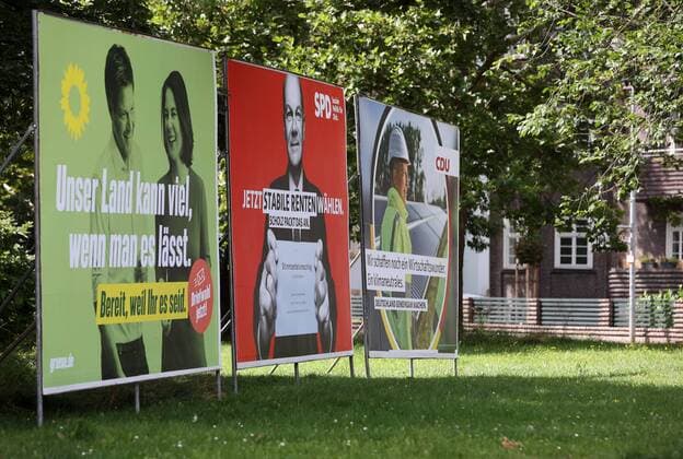 Erfurt Wahlplakate 15.08.2021 , Erfurt, grossflächige Wahlplakate zur Bundestagswahl - Bündnis90 Die Grünen mit Robert Habeck und Annalena Baerbock - Unser Land kann viel, wenn man es lässt , daneben SPD mit Olaf Scholz - Jetzt stabile Renten wählen und CDU mit