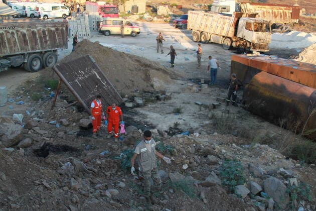 Bilder des Jahres 2021, News 08 August News Themen der Woche KW32 News Bilder des Tages (210815) -- BEIRUT, Aug. 15, 2021 -- Members of the Lebanese army and other relief workers inspect the site of the fuel tank explosion in Akkar, northern Lebanon, Aug. 15, 2021. At least 28 people were killed and 79 others injured on Sunday early morning in a fuel tank explosion in the town of Tleil in Lebanon s northern district of Akkar, the National News Agency reported. The Lebanese army said that the dead and the injured included army members and citizens. (Photo by Xinhua) LEBANON-AKKAR-EXPLOSION-RELIEF Khaled 