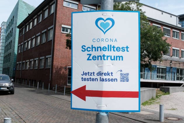 Düsseldorf 15.08.2021 kostenloser Bürgertest Pandemie Lockdown shutdown Covid Corona Maskenpflicht Notbremse Coronatest Test Inzidenz Inzidenzwert PCR Abrechnung Schnelltestzentrum Schnelltest kostenlos kostenfrei Covid-19 Covidtest Abrechnung Inzidenz Impfbereitschaft Antigen-Schnelltests Düsseldorf Nordrhein-Westfalen Deutschland