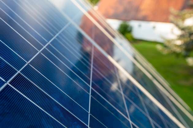 IMAGO Nature: Unsere Erde, Energiequellen, Photovoltaik Solarpanels im Detail Auf einem Dach verbaute Photovoltaikanlage nach Regen im Abendlicht Herzogenaurach Bayern Deutschland *** Solar panels in detail Photovoltaic system installed on a roof after rain in the evening light Herzogenaurach Bavaria Germany