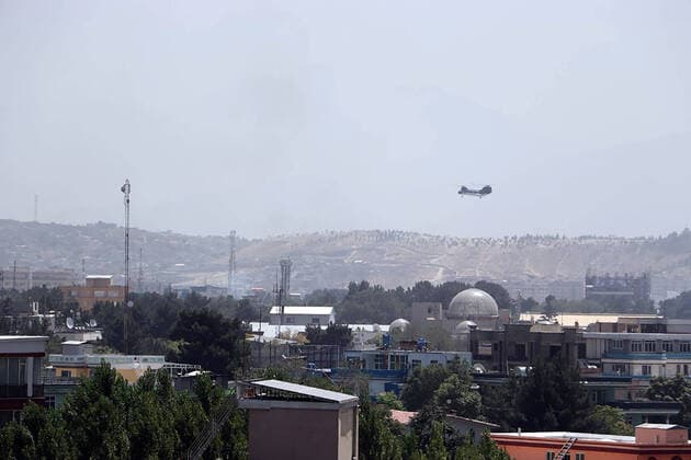 Bilder des Jahres 2021, News 08 August News Themen der Woche KW32 News Bilder des Tages Sea Knight military transport helicopter flies over Kabul as the Taliban enter Kabul, Afghanistan, on Sunday on August 15, 2021. Afghan President Ashraf Ghani reportedly left the country after Taliban entered the Afghanistan capital.  AFG20210815232 BashirxDarwish