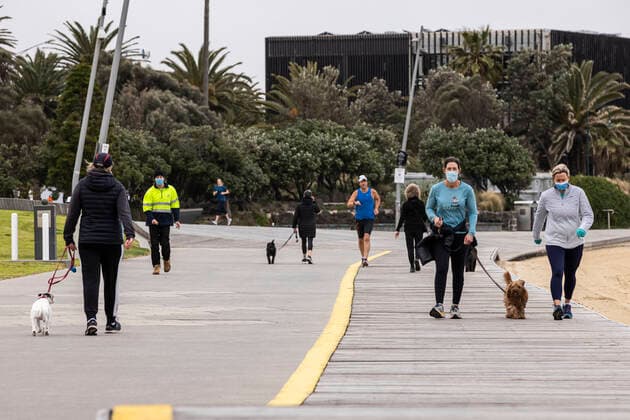 VICTORIA CORONAVIRUS COVID19, People are seen exercising along St Kilda foreshore in Melbourne, Monday, August 16, 2021. Melbourne s lockdown has been extended to at least August 19 to contain a growing outbreak of the Delta variant of COVID-19. ( NO ARCHIVING, EDITORIAL USE ONLY, NO USE IN BOOKS WITHOUT CONSENT MELBOURNE VIC AUSTRALIA  Copyright: xDANIELxPOCKETTx 20210816001567246846