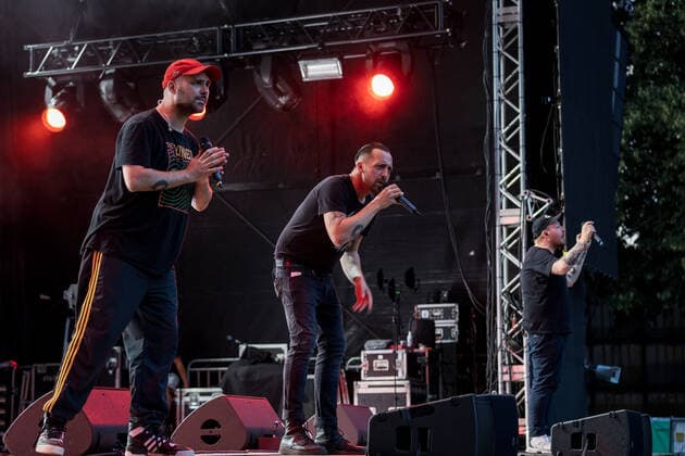Die Hip Hop Band Antilopen Gang mit der Insolvenzverschleppung Tour auf dem Kunst!Rasen Bonn, 15.08.2021 veranstaltet von der E.L.Hartz Promotion GmbH Bonn Gronau NRW Deutschland