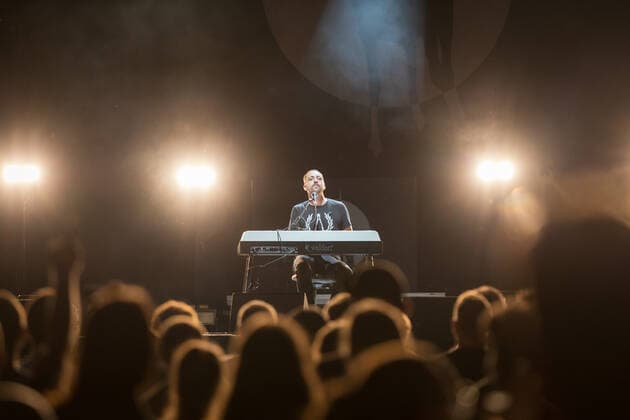 Rapper Danger Dan mit Klaviersolo - Die Hip Hop Band Antilopen Gang mit der Insolvenzverschleppung Tour auf dem Kunst!Rasen Bonn, 15.08.2021 veranstaltet von der E.L.Hartz Promotion GmbH Bonn Gronau NRW Deutschland