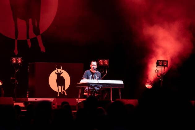 Rapper Danger Dan mit Klaviersolo - Die Hip Hop Band Antilopen Gang mit der Insolvenzverschleppung Tour auf dem Kunst!Rasen Bonn, 15.08.2021 veranstaltet von der E.L.Hartz Promotion GmbH Bonn Gronau NRW Deutschland