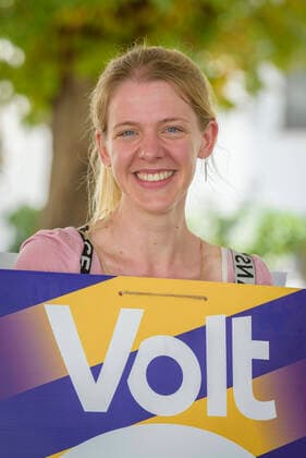 Die Partei Volt startet am Sonntag (15.08.2021) auf dem Gustav Regler Platz in Saarbrücken ihren Wahlkampf für die Bundestagswahl 2021. Vertreter des Landesverbandes Saar ziehen gemeinsam mit Volt-Mitgliedern aus Rheinland-Pfalz als lebendige Wahlkampfplakate vom Rathaus zum Saarbrücker Staden. Mit dabei ist die deutschlandweite Spitzenkandidaten Rebekka Müller (Foto) sowie die saarländische Spitzenkandidatin Andrea Gheorghe.