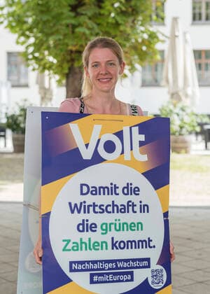 Die Partei Volt startet am Sonntag (15.08.2021) auf dem Gustav Regler Platz in Saarbrücken ihren Wahlkampf für die Bundestagswahl 2021. Vertreter des Landesverbandes Saar ziehen gemeinsam mit Volt-Mitgliedern aus Rheinland-Pfalz als lebendige Wahlkampfplakate vom Rathaus zum Saarbrücker Staden. Mit dabei ist die deutschlandweite Spitzenkandidaten Rebekka Müller (Foto) sowie die saarländische Spitzenkandidatin Andrea Gheorghe.