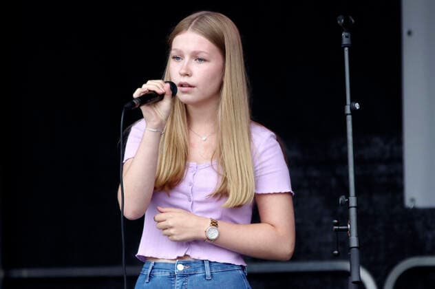 Lisa-Marie Ramm live beim Jubiläumsfest 750 Jahre Bramfeld auf dem Marktplatz Bramfeld. Hamburg, 15.08.2021