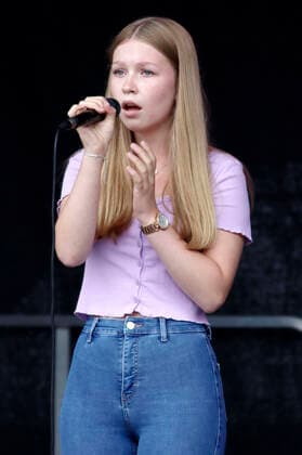 Lisa-Marie Ramm live beim Jubiläumsfest 750 Jahre Bramfeld auf dem Marktplatz Bramfeld. Hamburg, 15.08.2021