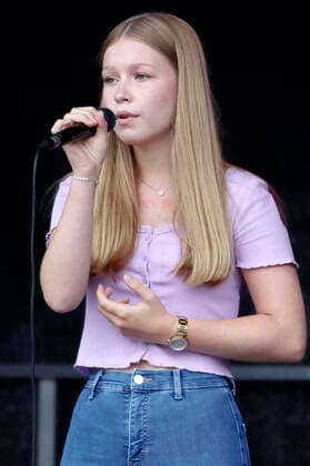 Lisa-Marie Ramm live beim Jubiläumsfest 750 Jahre Bramfeld auf dem Marktplatz Bramfeld. Hamburg, 15.08.2021