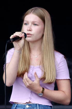 Lisa-Marie Ramm live beim Jubiläumsfest 750 Jahre Bramfeld auf dem Marktplatz Bramfeld. Hamburg, 15.08.2021