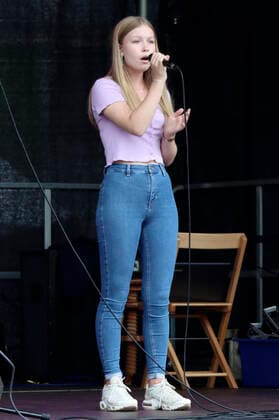 Lisa-Marie Ramm live beim Jubiläumsfest 750 Jahre Bramfeld auf dem Marktplatz Bramfeld. Hamburg, 15.08.2021