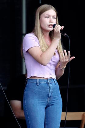 Lisa-Marie Ramm live beim Jubiläumsfest 750 Jahre Bramfeld auf dem Marktplatz Bramfeld. Hamburg, 15.08.2021