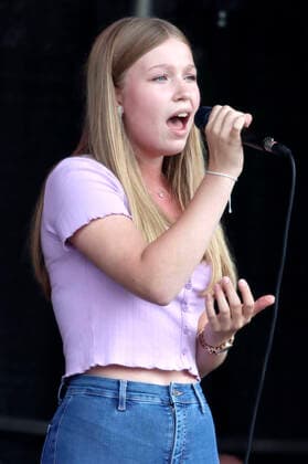 Lisa-Marie Ramm live beim Jubiläumsfest 750 Jahre Bramfeld auf dem Marktplatz Bramfeld. Hamburg, 15.08.2021