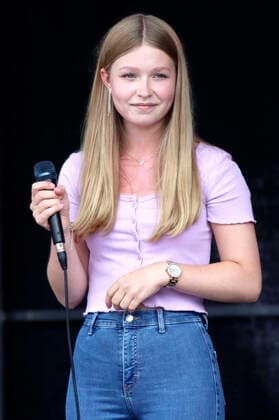 Lisa-Marie Ramm live beim Jubiläumsfest 750 Jahre Bramfeld auf dem Marktplatz Bramfeld. Hamburg, 15.08.2021