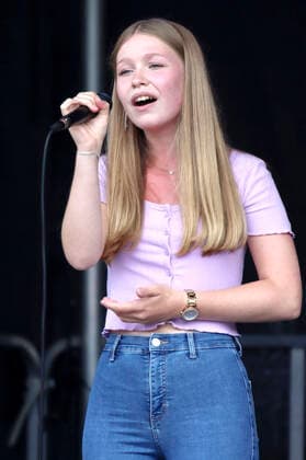 Lisa-Marie Ramm live beim Jubiläumsfest 750 Jahre Bramfeld auf dem Marktplatz Bramfeld. Hamburg, 15.08.2021