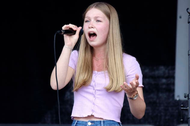 Lisa-Marie Ramm live beim Jubiläumsfest 750 Jahre Bramfeld auf dem Marktplatz Bramfeld. Hamburg, 15.08.2021