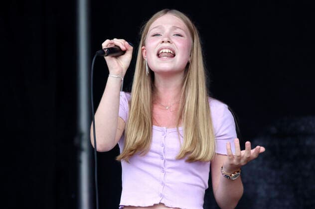 Lisa-Marie Ramm live beim Jubiläumsfest 750 Jahre Bramfeld auf dem Marktplatz Bramfeld. Hamburg, 15.08.2021
