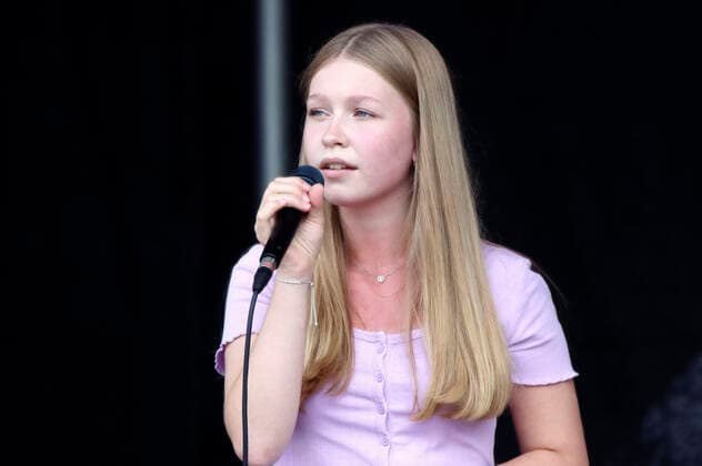 Lisa-Marie Ramm live beim Jubiläumsfest 750 Jahre Bramfeld auf dem Marktplatz Bramfeld. Hamburg, 15.08.2021