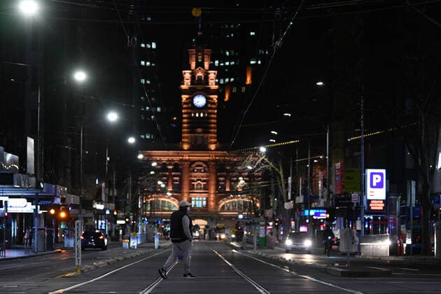 VICTORIA CORONAVIRUS COVID19, A person wearing a face mask is seen crossing a street ahead of the curfew in Melbourne, Monday, August 16, 2021. Victorian Premier Daniel Andrews today announced a night curfew which came into effect at 11.59pm on Monday. ( NO ARCHIVING, EDITORIAL USE ONLY, NO USE IN BOOKS WITHOUT CONSENT MELBOURNE VIC AUSTRALIA  Copyright: xJAMESxROSSx 20210816001567369340