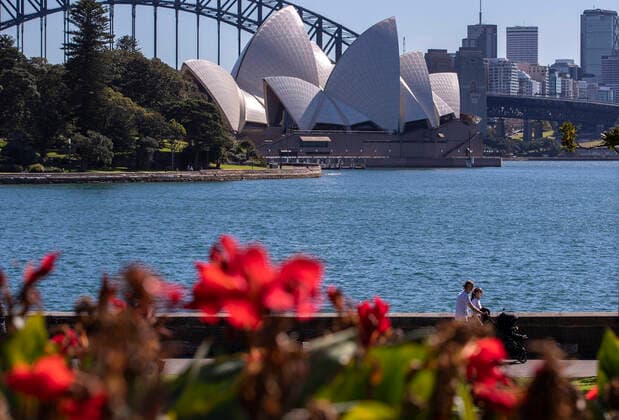 (210816) -- SYDNEY, Aug. 16, 2021 -- People walk near the Sydney Opera House in Sydney, Australia, on Aug. 16, 2021. Australia s state of New South Wales (NSW) recorded a new record high of 478 new locally acquired COVID-19 cases and eight deaths on Monday. ) AUSTRALIA-SYDNEY-COVID-19-SPRING SCENERY BaixXuefei 