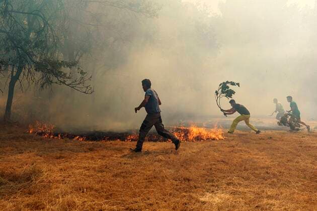 IMAGO Nature: Unsere Erde, Klimawandel, Waldbrände News Bilder des Tages Residents battle flames in the town of Villarejo, central Spain, 16 August 2021. The forest fire, started last 14 August, is 80 km round and has destroyed at least 12,000 hectares, so far. Forest fire started in central Spain !ACHTUNG: NUR REDAKTIONELLE NUTZUNG!  Copyright: xRAÚLxSANCHIDRIÁNx GRAF3916 20210816-dc38c947b2aea1072723ce1ac67a92df7eaa77a0