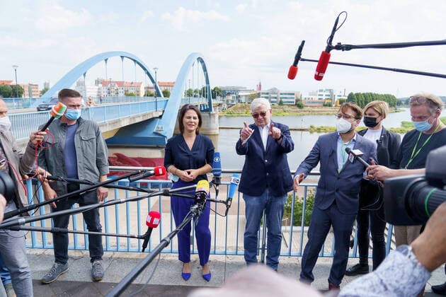 Bilder des Jahres 2021, News 08 August News Themen der Woche KW33 News Bilder des Tages Annalena Baerbock, Spitzenkandidatin und Bundesvorsitzende von BÜNDNIS 90 DIE GRÜNEN - Wahlkampfveranstaltung in Frankfurt (Oder) gemeinsam mit Joschka Fischer - Bundesland Brandenburg - Besichtigung der Grenzbrücke an der deutschen Ostgrenze nach SÅ‚ubice in Polen;Annalena Baerbock, Spitzenkandidatin und Bundesvorsitzende von BÜNDNIS 90 DIE GRÜNEN - Wahlkampfveranstaltung in Frankfurt (Oder) gemeinsam mit Joschka Fischer - Bundesland Brandenburg - Besichtigung der Grenzbrücke an der deutschen Ostgrenze nach SÅ‚u, Frankfurt (Oder) Brandenburg Deutschland Grenzbrücke *** Annalena Baerbock, top candidate and federal chairwoman of BÜNDNIS 90 DIE GRÜNEN Election campaign event in Frankfurt Oder together with Joschka Fischer Federal State