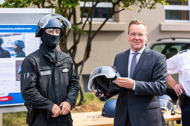News Bilder des Tages Hannover, Deutschland 16. August 2021: News - 2021 - Vorstellung neuer Ausruestung der Polizei Niedersachsen in der Zentralen Polizeidirektion Niedersachsen - 16.08.2021 v. re. Boris Pistorius (SPD), Niedersaechsischer Innenminister, und ein Polizeibeamter der Bereitschaftspolizei posieren mit dem neuen ballistischen Helm und der Splitterschutzbrille. Niedersachsen *** Hanover, Germany 16 August 2021 News 2021 Presentation of new Lower Saxony police equipment at the Lower Saxony Central Police Directorate 16 08 2021 v re Boris Pistorius SPD , Lower Saxonys Minister of the Interior, and a police officer of the riot police pose with the new ballistic helmet and anti-splinter goggles Lower Saxony Copyright: xFotostandx xMattheyx