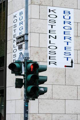 Düsseldorf 16.08.2021 kostenloser Bürgertest Einkaufsmeile Shoppingmeile Einkaufen Shoppen Geschäft Pandemie Lockdown shutdown Covid Corona Maskenpflicht Notbremse Coronatest Test Inzidenz Inzidenzwert PCR Abrechnung Schnelltestzentrum Schnelltest kostenlos kostenfrei Covid-19 Königsallee Düsseldorf Nordrhein-Westfalen Deutschland