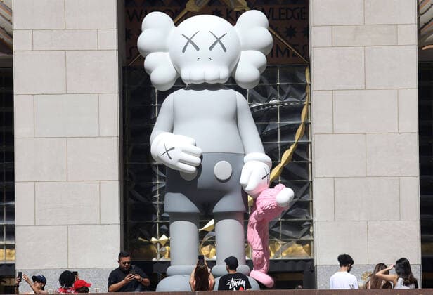 Bilder des Jahres 2021, Entertainment 08 August Entertainment Themen der Woche KW33 Entertainment Bilder des Tages August 16, 2021, New York, New York, USA: A view of the new 18-foot tall sculpture KAWS: Share by artist KAWS aka Brian Donnelly. The sculpture depicts KAW s Mickey Mouse-like Companion and a BFF smaller Elmo like character, seen at Rockefeller Center. New York USA - ZUMAk03_ 20210816_zaf_k03_009 Copyright: xNancyxKaszermanx