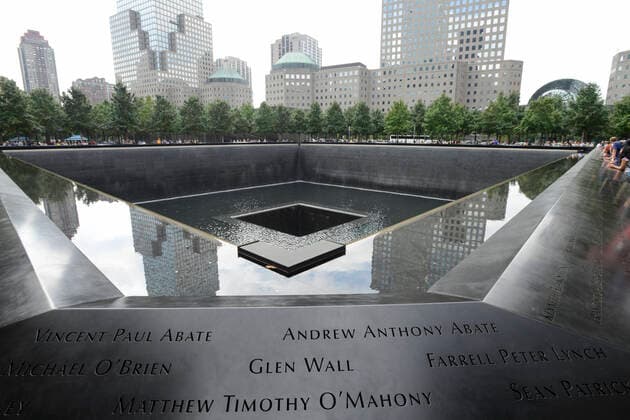 20 Jahre Anschläge vom 11. September: Gedenkkultur in den USA USA, New York 9***11 memorial Ground Zero USA, New York City, 9***11 memorial Ground Zero for memory of the victims of terrorist attack of 11th September 2001 at tower of world trade center *** USA, New York, Ground Zero Mahnmal für Opfer der Terroranschlaege am 11. September 2001 am WTC world trade center, Fundamentloch eines eingestürzten Towers mit Wasserspiel, Tafel mit Namen der Opfer New York City United States of America
