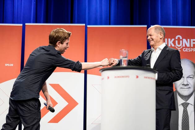 SPD Zukunftsgespraech im Bundestagswahlkampf in Berlin Tempelhof Schoeneberg Aktuell, 16.08.2021, Berlin Olaf Scholz Kanzlerkandidat der SPD fuer die Bundestagswahl gemeinsam bei der Begruessung mit Kevin Kuehnert Kandidat fuer die Bundestagswahl fuer den Bezirk Berlin Tempelhof Schoeneberg bei der Bundestagswahlkampfveranstaltung SPD Zukunftsgespraeche in Berlin Tempelhof Schoeneberg Berlin Berlin Deutschland *** SPD future talk in the federal election campaign in Berlin Tempelhof Schoeneberg Current, 16 08 2021, Berlin Olaf Scholz chancellor candidate of the SPD for the federal election together with Kevin Kuehnert candidate for the federal election for the district Berlin Tempelhof Schoeneberg at the federal election campaign event SPD