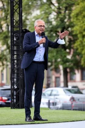 16.08.2021, xmkx, Politik , Wahlkampfveranstaltung Bündnis 90 Die Grünen mit Robert Habeck in Offenbach v.l. Tarek Al-Wazir (Hessischer Wirtschaftsminister und stellvertretender Ministerpraesident), Offenbach Hessen Deutschland (DE) Marktplatz *** 16 08 2021, xmkx, politics , election campaign event Bündnis 90 Die Grünen with Robert Habeck in Offenbach v l Tarek Al Wazir Hessian Minister of Economics and Deputy State President , Offenbach Hesse Germany DE Marketplace