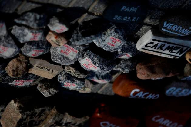 Protesters place stones with the names of people who are victims of covid-19 outside the Casa Rosada in Buenos Aires, Argentina, 16 August 2021. Demonstrators participate in a march in memory of those killed by coronavirus and in protest against the Government for the management of the pandemic. EFE Demian Alday Estévez March in memory of those killed by coronavirus and in protest against government s management of pandemic !ACHTUNG: NUR REDAKTIONELLE NUTZUNG!  Copyright: xDemianxAldaxEstevezx AME8985 20210816-7200f094cdb4dfb9b6f9fe83fa96322355303c68