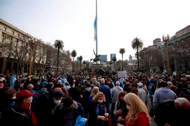 Demonstrators gather to protest against the Government of president Alberto Fernandez for the handling of the pandemic and in memory of those who died from covid-19, in front of the Casa Rosada (Executive headquarters), in Buenos Aires, Argentina, 16 August 2021. Protest in Buenos Aires against the Government and its handling of the pandemic !ACHTUNG: NUR REDAKTIONELLE NUTZUNG!  Copyright: xDemianxAldayxEstevezx AME9003 20210816-09b78c3d198af41c7ba388244226e166503c4f0b