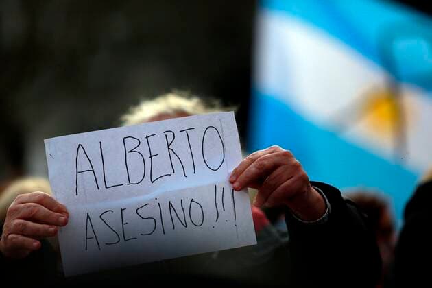 Demonstrators gather to protest against the Government of president Alberto Fernandez for the handling of the pandemic and in memory of those who died from covid-19, in front of the Casa Rosada (Executive headquarters), in Buenos Aires, Argentina, 16 August 2021. Protest in Buenos Aires against the Government and its handling of the pandemic !ACHTUNG: NUR REDAKTIONELLE NUTZUNG!  Copyright: xDemianxAldayxEstevezx AME9012 20210816-f663d926c4cf1713295b25dbe3774e41529f9769