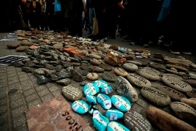 Protesters place stones with the names of victims of covid-19 during a protest against the Government of Alberto Fernandez for the handling of the pandemic and in memory of those who died from coronavirus, in front of the Casa Rosada (Executive headquarters), in Buenos Aires, Argentina, 16 August 2021. Protest in Buenos Aires against the Government and its handling of the pandemic !ACHTUNG: NUR REDAKTIONELLE NUTZUNG!  Copyright: xDemianxAldayxEstevezx AME9007 20210816-ffdb140f3f5fd41117f494c482b64c429efc462a