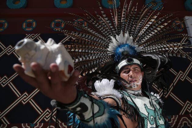 Mexiko, Ball Games, 500 Jahre indigener Widerstand Feierlichkeiten in Teotihuacan 500 Years Of Indigenous Resistance In Mexico TEOTOHUACAN, MEXICO - AUGUST 16: A man in pre-Hispanic clothing performs a ceremonial ritual in the place where the Aztecs performed the traditional Ball Game as part of the celebrations of the 500 Years of Indigenous Resistance in the Archaeological Zone of Tetitla on August 16, 2021 in Teotihuacan, Mexico. Copyright: xRicardoxCastelanx EYEPIXGROUP_RC_16082021_12193