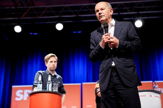 SPD Zukunftsgespraech im Bundestagswahlkampf in Berlin Tempelhof Schoeneberg Aktuell, 16.08.2021, Berlin Olaf Scholz Kanzlerkandidat der SPD fuer die Bundestagswahl gemeinsam mit Kevin Kuehnert Kandidat fuer die Bundestagswahl fuer den Bezirk Berlin Tempelhof Schoeneberg bei der Bundestagswahlkampfveranstaltung SPD Zukunftsgespraeche in Berlin Tempelhof Schoeneberg Berlin Berlin Deutschland *** SPD Future Talks in the Bundestag Election Campaign in Berlin Tempelhof Schoeneberg Current, 16 08 2021, Berlin Olaf Scholz Chancellor Candidate of the SPD for the Bundestag Election together with Kevin Kuehnert Candidate for the Bundestag Election for the District Berlin Tempelhof Schoeneberg at the Bundestag Election Campaign Event SPD Future Talk