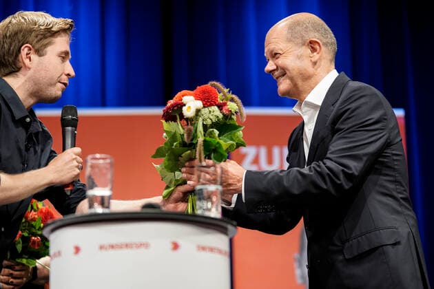 SPD Zukunftsgespraech im Bundestagswahlkampf in Berlin Tempelhof Schoeneberg Aktuell, 16.08.2021, Berlin Olaf Scholz Kanzlerkandidat der SPD fuer die Bundestagswahl gemeinsam mit Kevin Kuehnert Kandidat fuer die Bundestagswahl fuer den Bezirk Berlin Tempelhof Schoeneberg bei der Bundestagswahlkampfveranstaltung SPD Zukunftsgespraeche in Berlin Tempelhof Schoeneberg Berlin Berlin Deutschland *** SPD Future Talks in the Bundestag Election Campaign in Berlin Tempelhof Schoeneberg Current, 16 08 2021, Berlin Olaf Scholz Chancellor Candidate of the SPD for the Bundestag Election together with Kevin Kuehnert Candidate for the Bundestag Election for the District Berlin Tempelhof Schoeneberg at the Bundestag Election Campaign Event SPD Future Talk