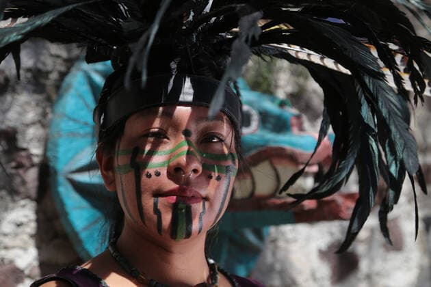 Mexiko, Ball Games, 500 Jahre indigener Widerstand Feierlichkeiten in Teotihuacan Mexico: 500 Years of Indigenous Resistance in Mexico TEOTOHUACAN, MEXICO - AUGUST 16: A woman in pre-Hispanic clothing performs a ceremonial ritual in the place where the Aztecs performed the traditional Ball Game as part of the celebrations of the 500 Years of Indigenous Resistance in the Archaeological Zone of Tetitla on August 16, 2021 in Teotihuacan, Mexico.