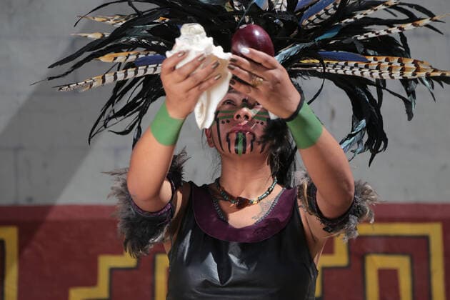 Mexiko, Ball Games, 500 Jahre indigener Widerstand Feierlichkeiten in Teotihuacan Mexico: 500 Years of Indigenous Resistance in Mexico TEOTOHUACAN, MEXICO - AUGUST 16: A woman in pre-Hispanic clothing performs a ceremonial ritual in the place where the Aztecs performed the traditional Ball Game as part of the celebrations of the 500 Years of Indigenous Resistance in the Archaeological Zone of Tetitla on August 16, 2021 in Teotihuacan, Mexico.