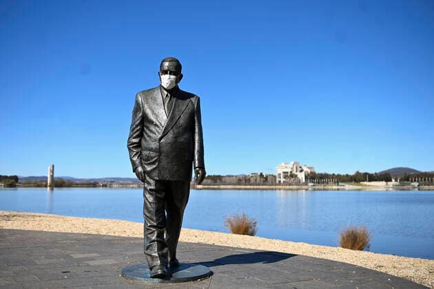 Coronavirus in Australien, Pressekonferenz mit Scott Morrison in Canberra ACT CORONAVIRUS COVID19, A statue of late Australian Prime Minister Sir Robert Menzies dons a face mask at Lake Burley Griffin in Canberra, Tuesday, August 17, 2021. The Australian Capital Territory is in lockdown until at least Thursday, after an outbreak of COVID-19. ( NO ARCHIVING, EDITORIAL USE ONLY, NO USE IN BOOKS WITHOUT CONSENT CANBERRA ACT AUSTRALIA  Copyright: xLUKASxCOCHx 20210817001567495741