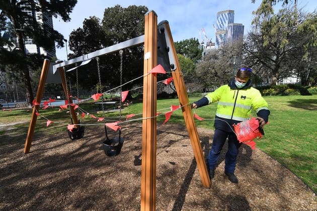 Coronavirus in Australien, Lockdown in Melbourne VICTORIA CORONAVIRUS COVID19, A council worker is seen closing off a swing set at Flagstaff Gardens in Melbourne, Tuesday, August 17, 2021. Melbourne s lockdown has been extended by two weeks and a night curfew will be reimposed in an effort to stamp out the state s latest coronavirus outbreak. ( NO ARCHIVING, EDITORIAL USE ONLY, NO USE IN BOOKS WITHOUT CONSENT MELBOURNE VIC AUSTRALIA  Copyright: xJAMESxROSSx 20210817001567496377